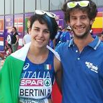 Girls 5.000 track walk: Bertini celebrates bronze with her coach 