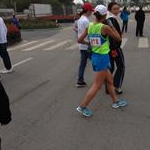 20 km Women - 1st day - Ji Yefang viene accompagnata nella Pit Lane Area