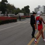 20 km - 1st day - L'atleta penalizzato viene accompagnato nella Pit Lane Area