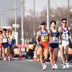 20km Men - The pack follows leaders