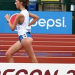 Women - Primo piano di Nicole Colombi mentre passa sotto i cartelloni di Oregon 2014