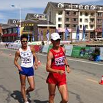 Men - He Yongqiang che vincerà la 50 km. in 4:01:45 mentre doppia un concorrente