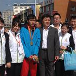 Men - Chen Ding con gli organizzatori dopo la premiazione della 20 km. uomini