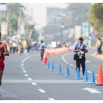 50km men: the leading pack shortly after past race